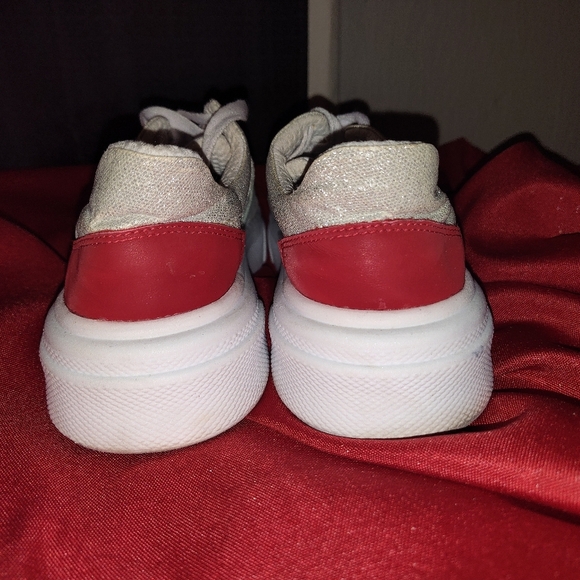 Gently Used MKS Women's Shoe Size 9 Faux Leather Silver Star LaceUp Sneaker - Picture 4 of 7